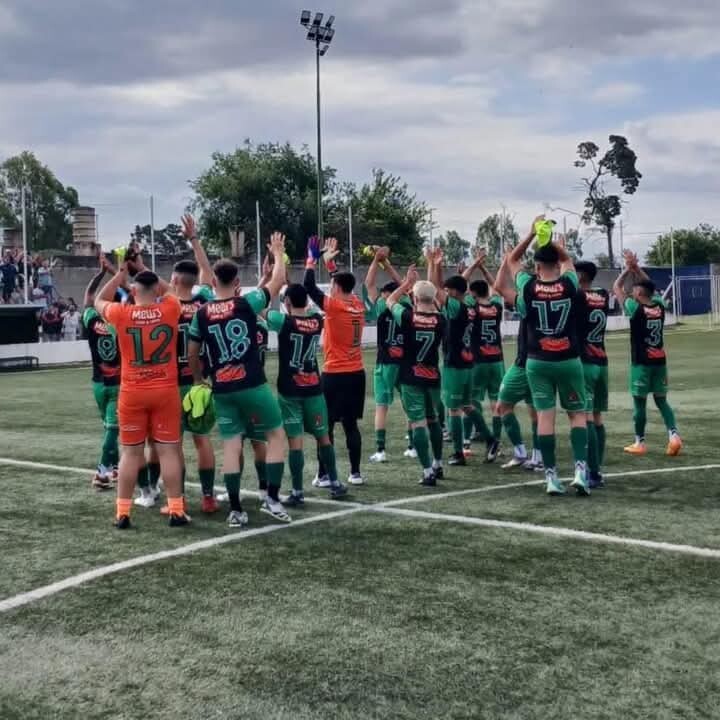 LAS FLORES RESCATO UN EMPATE