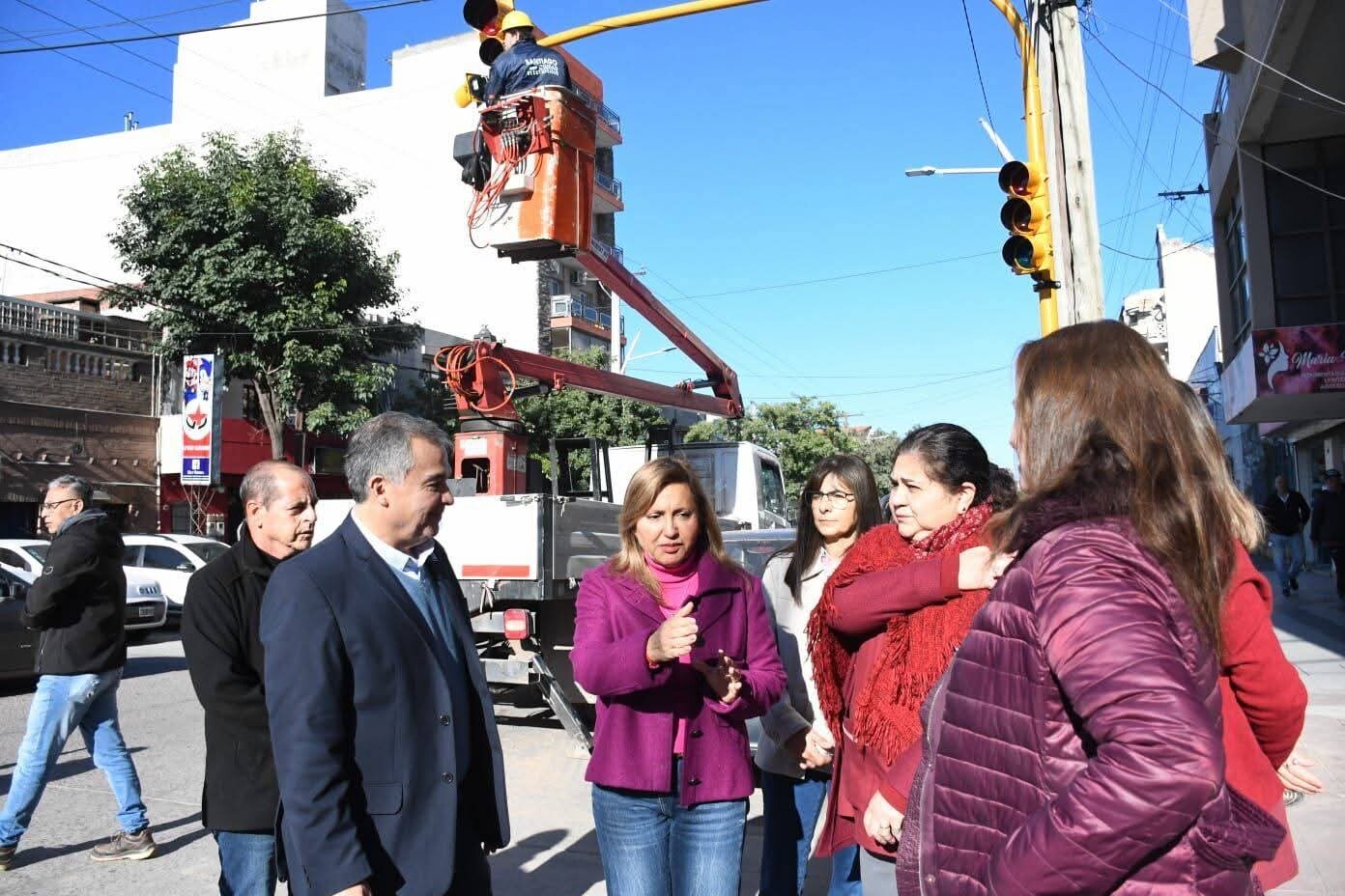 La intendente Fuentes supervisó la instalación de nuevos semáforos en la intersección de Sáenz Peña y Córdoba