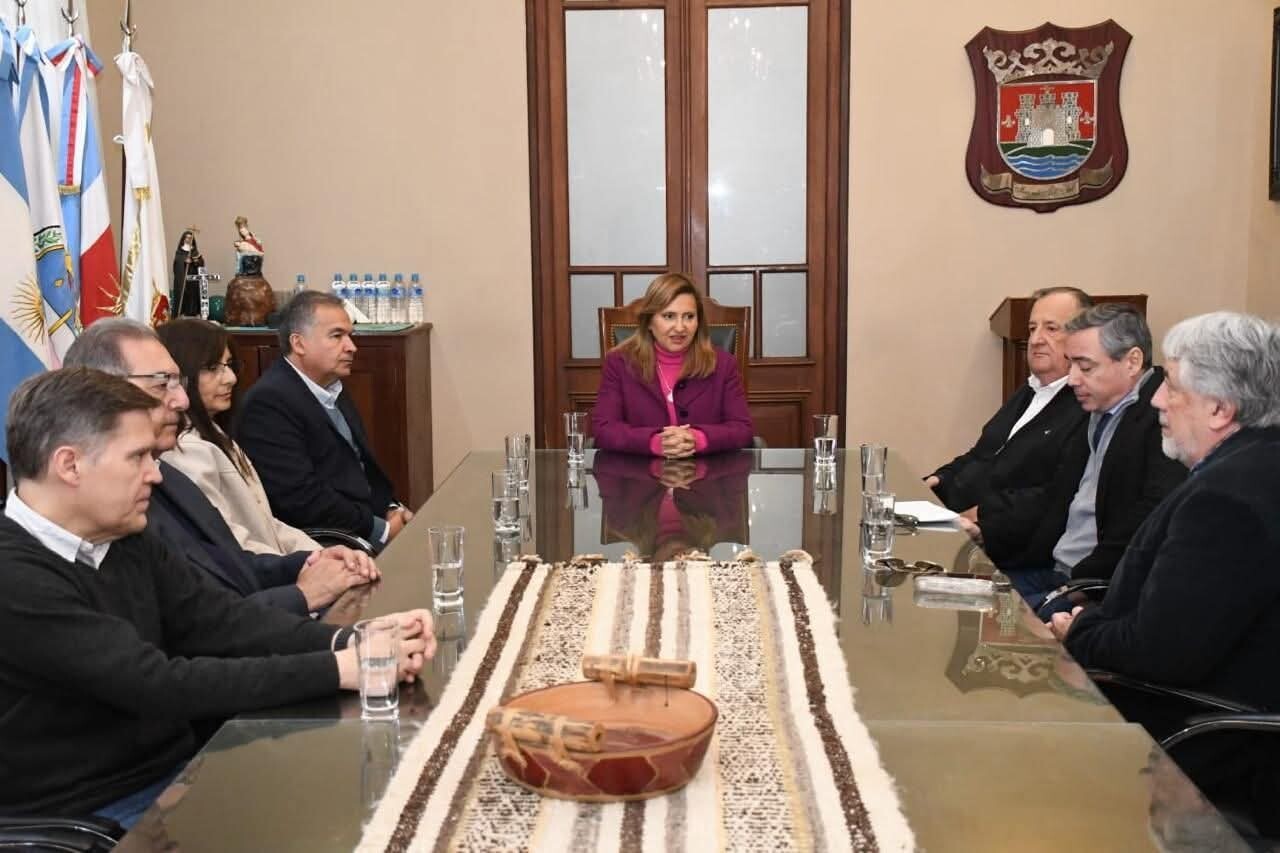 La intendente Fuentes recibió a organizadores del encuentro de motociclistas The Distinguished Gentleman´s Ride
