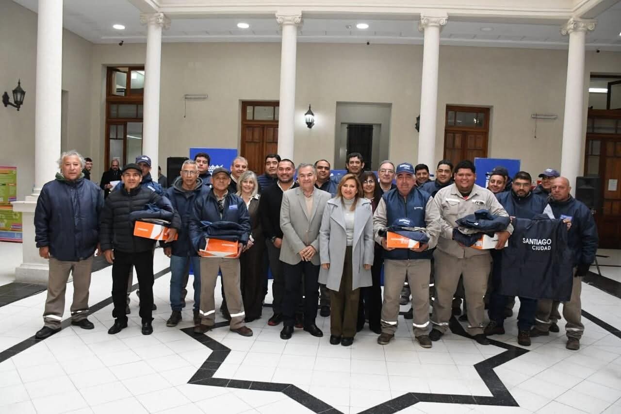 La intendente Fuentes entregó uniformes de trabajo al personal de la Dirección de Electricidad La intendente Fuentes entregó uniformes de trabajo al personal de la Dirección de Electricidad