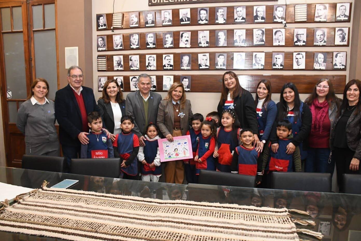 La intendente Fuentes recibió a alumnos de jardines de infantes municipales que utilizan una APP para cuidar la limpieza del barrio