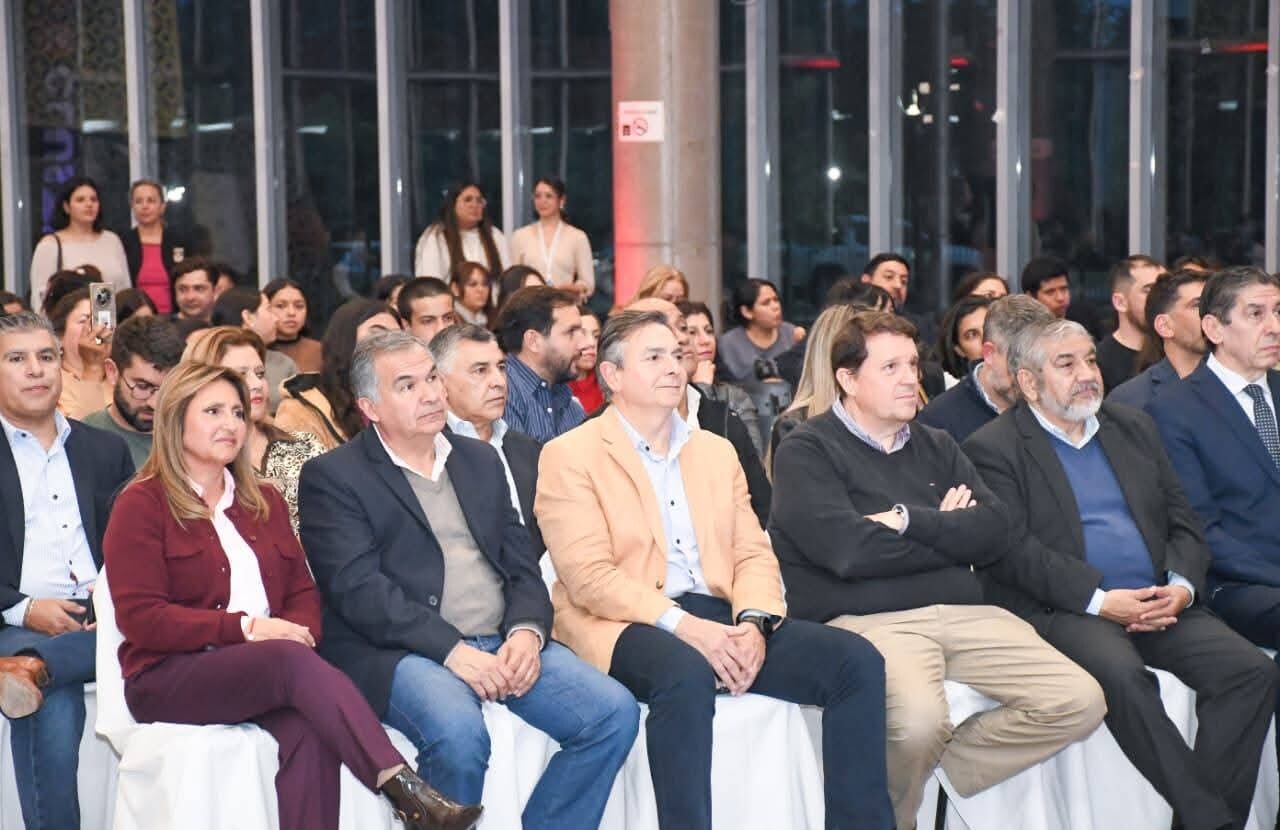 La intendente Fuentes participó de la apertura de la Expo Cluster Santiago del Estero en el Óvalo del Parque Sur La intendente Fuentes participó de la apertura de la Expo Cluster Santiago del Estero en el Óvalo del Parque Sur