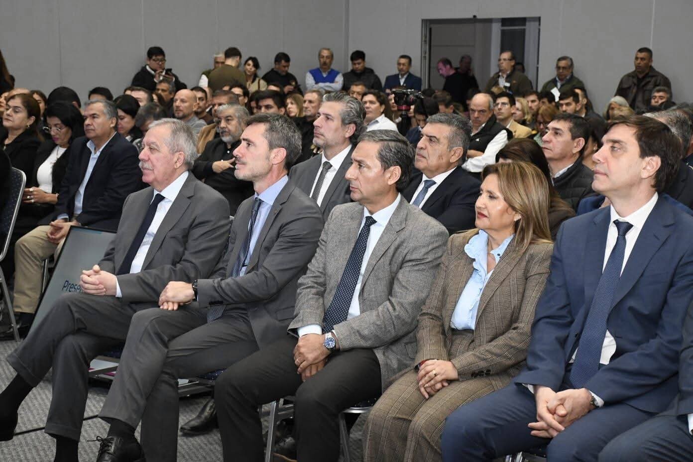 La intendente, Ing. Norma Fuentes, asistió a la firma de convenios entre el gobernador, Elías Suárez, y el secretario general del Consejo Federal de Inversiones La intendente, Ing. Norma Fuentes, asistió a la firma de convenios entre el gobernador, Elías Suárez, y el secretario general del Consejo Federal de Inversiones