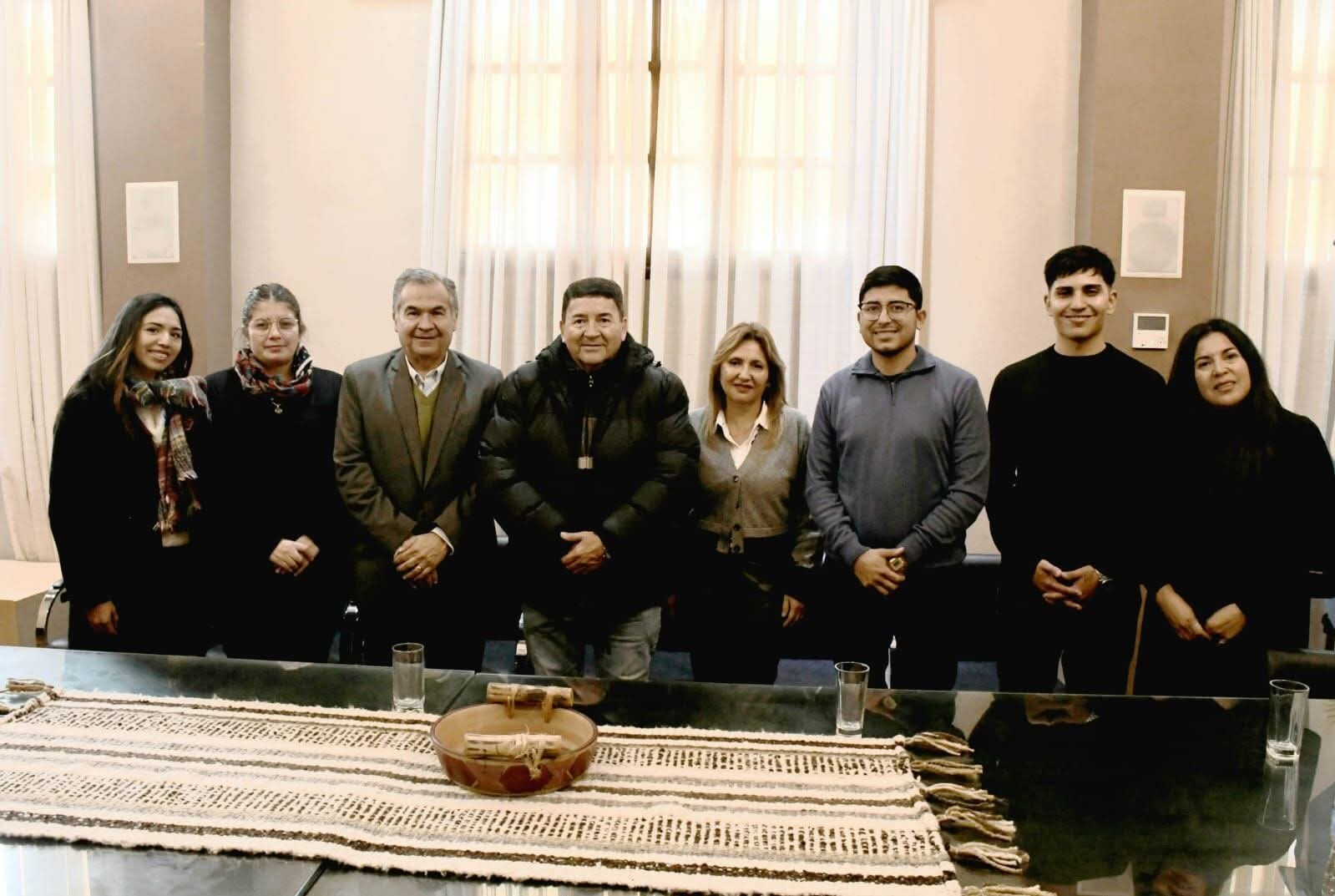 La intendente Fuentes recibió al responsable del Programa “Conociendo mi provincia” para coordinar la presentación de buzos de alumnos secundarios La intendente Fuentes recibió al responsable del Programa “Conociendo mi provincia” para coordinar la presentación de buzos de alumnos secundarios
