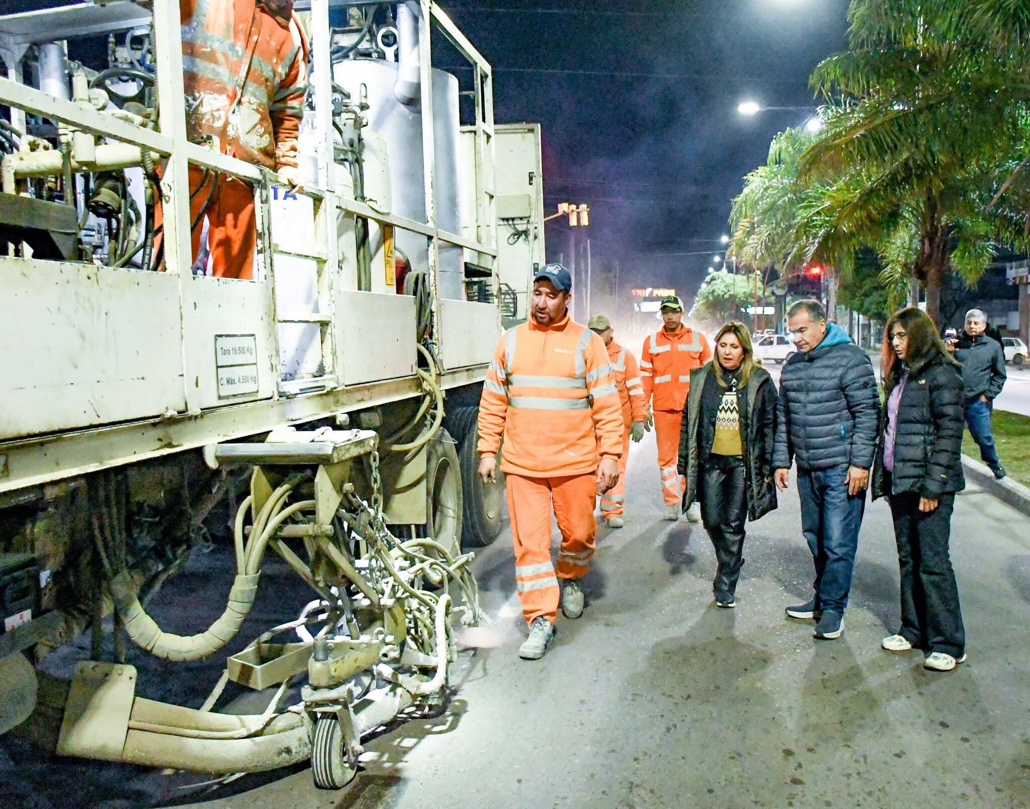 La intendente Fuentes y el secretario Benavente supervisaron la demarcación de carriles en la avenida Belgrano