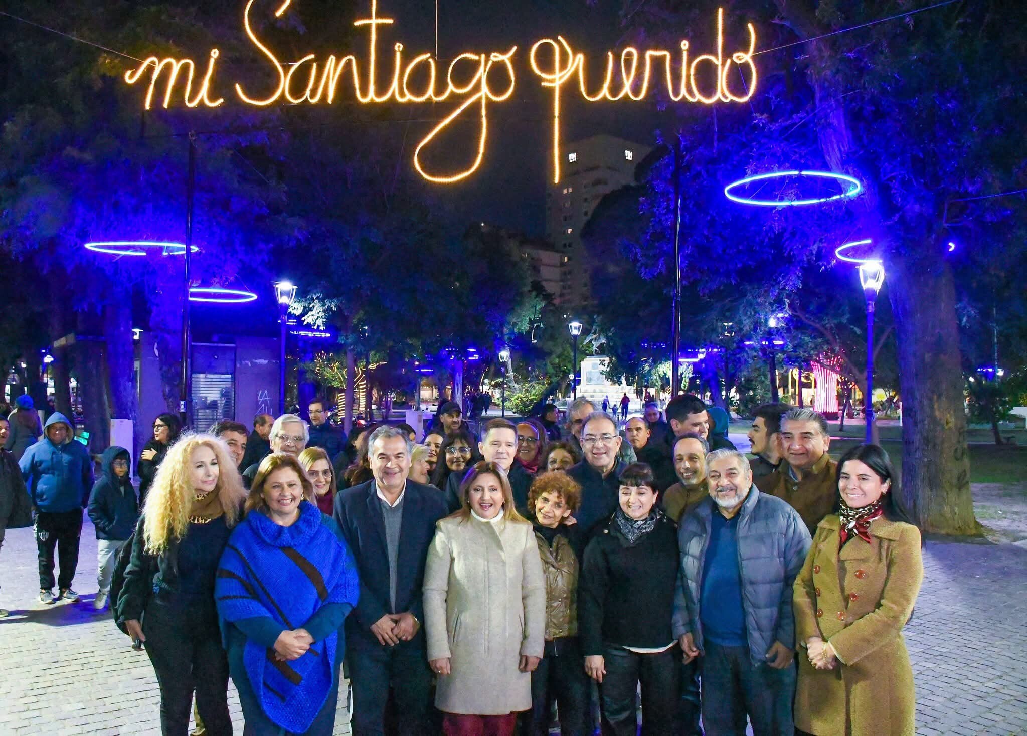 La intendente Fuentes y el secretario Benavente habilitaron el encendido de luces ornamentales del microcentro por el mes aniversario de la ciudad La intendente Fuentes y el secretario Benavente habilitaron el encendido de luces ornamentales del microcentro por el mes aniversario de la ciudad