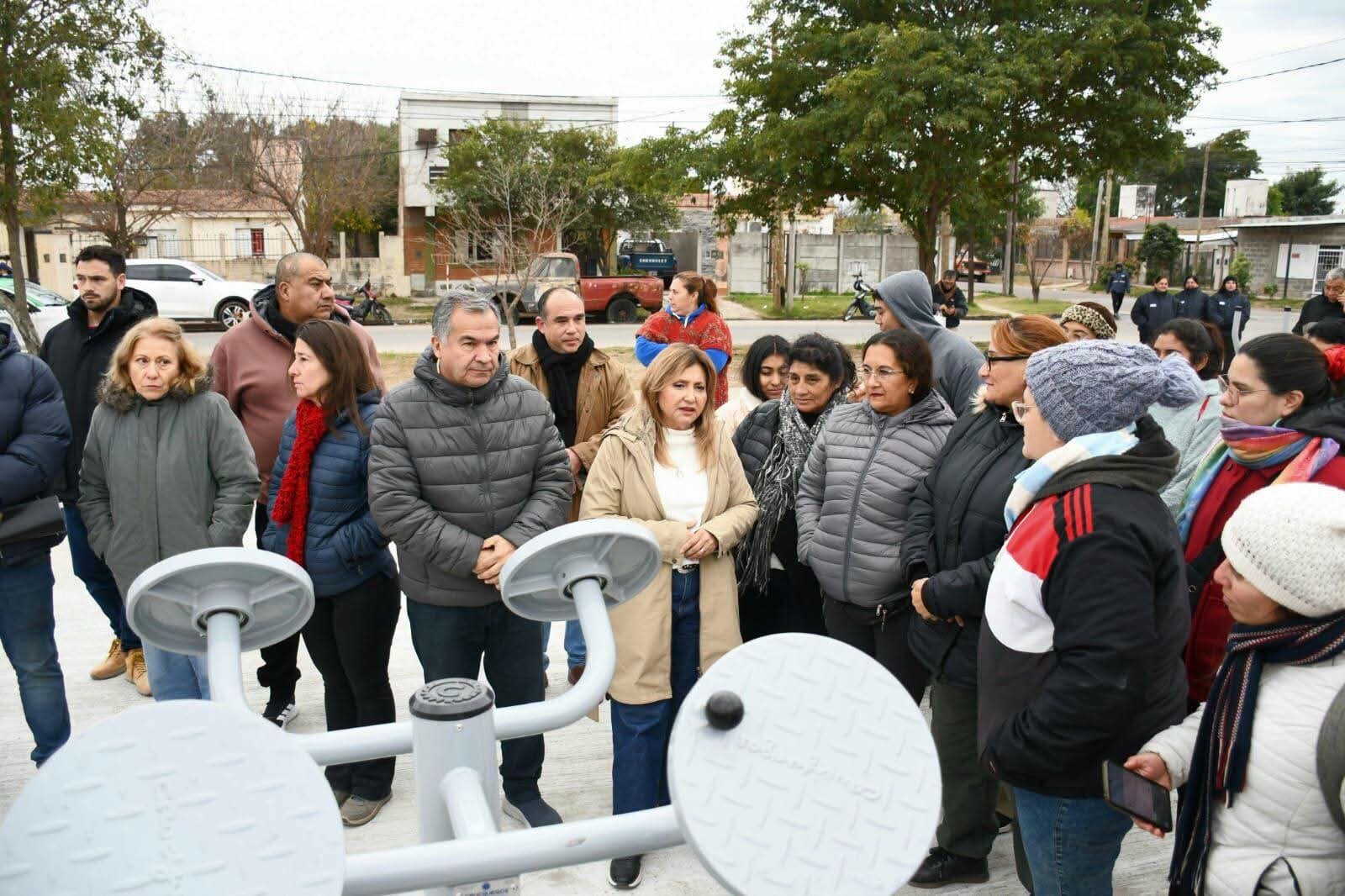 La intendente Fuentes y el secretario Benavente supervisaron la instalación de estaciones saludables en plazas del barrio Siglo XXI La intendente Fuentes y el secretario Benavente supervisaron la instalación de estaciones saludables en plazas del barrio Siglo XXI