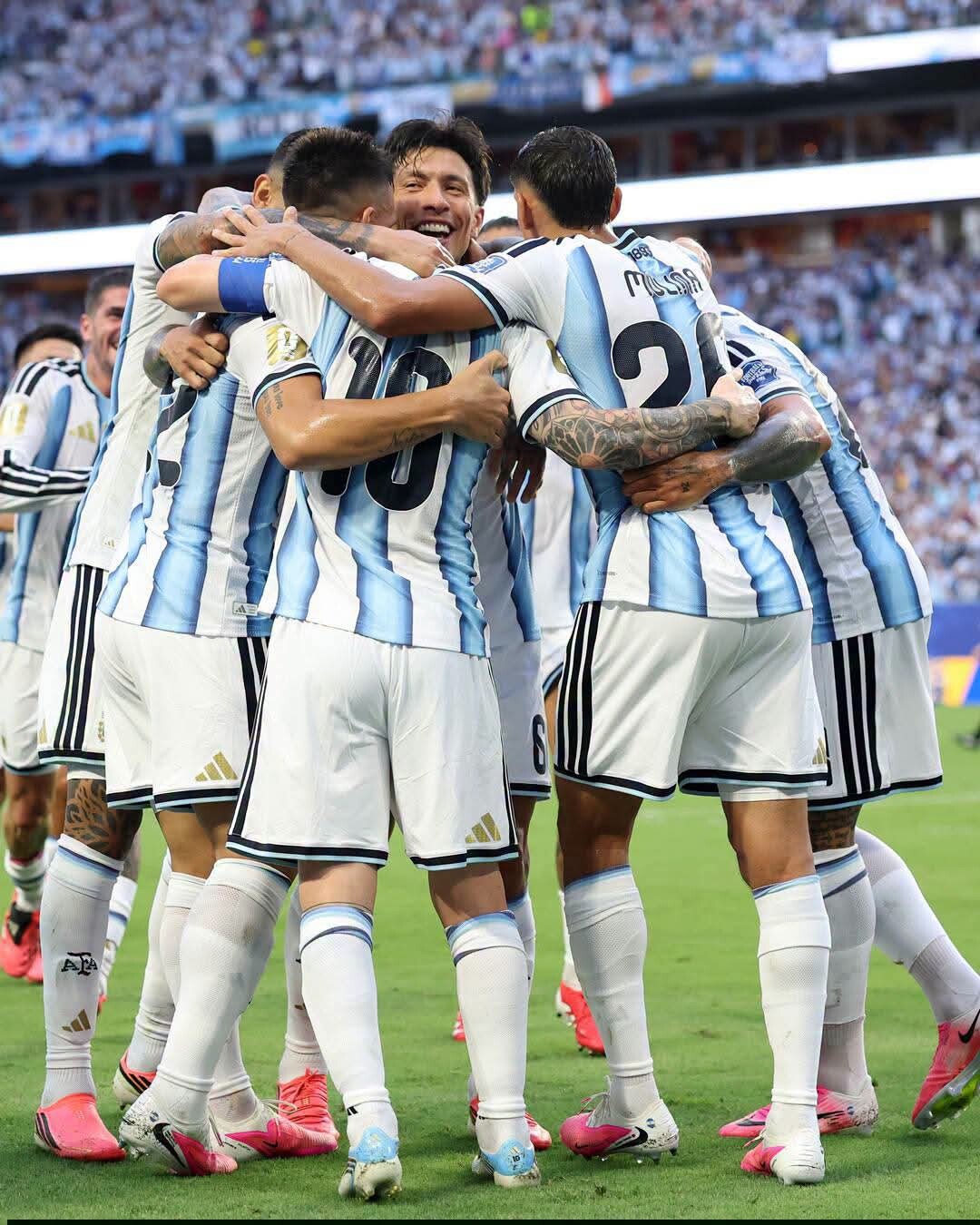 Argentina sufrió, resistió y sigue en carrera: una clasificación con carácter y mucho corazón