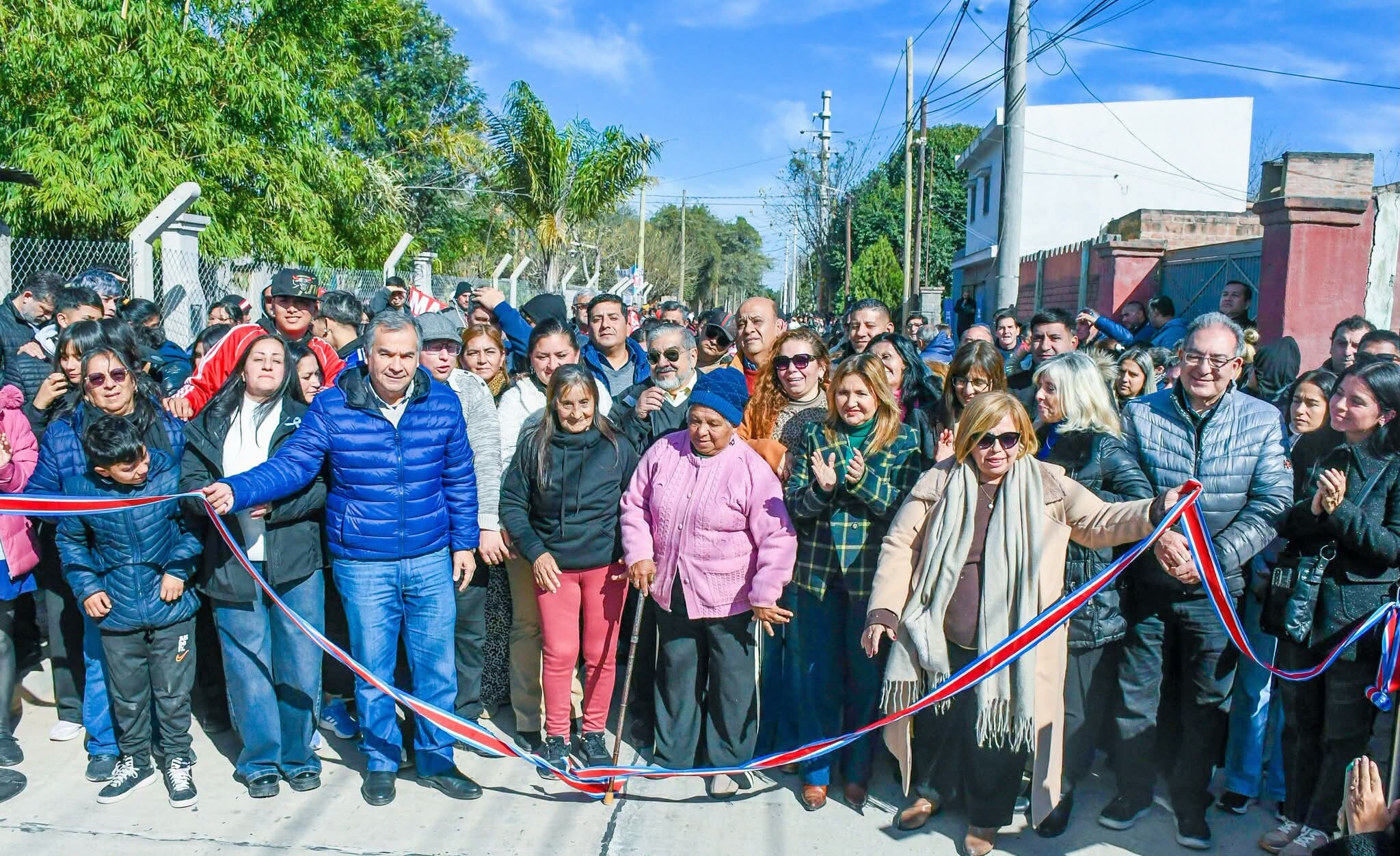 FB_IMG_1783567330522.jpg La intendente Fuentes acompañada por vecinos inauguró la pavimentación de la calle Las Moras