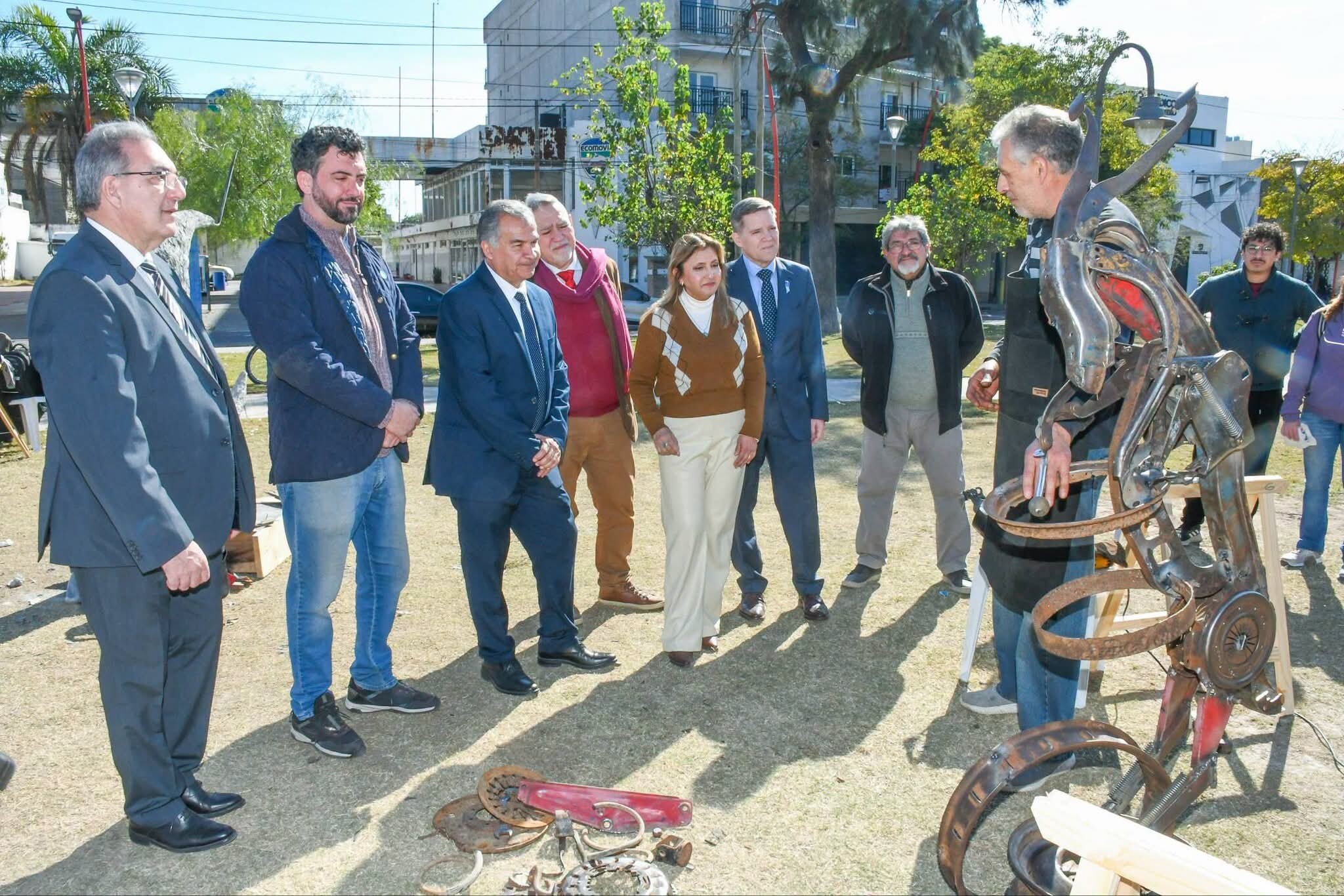 La intendente Fuentes y el secretario Benavente visitaron el 2°Encuentro de Escultores en el Parque Oeste La intendente Fuentes y el secretario Benavente visitaron el 2°Encuentro de Escultores en el Parque Oeste