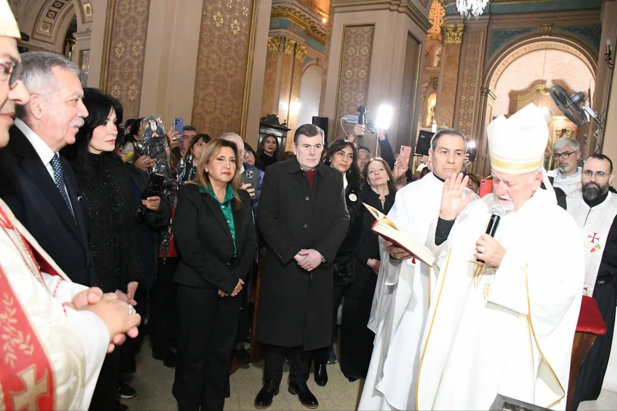 La intendente Fuentes asistió a la misa de entronización de San Charbel Makhlouf en la Catedral Basílica La intendente Fuentes asistió a la misa de entronización de San Charbel Makhlouf en la Catedral Basílica