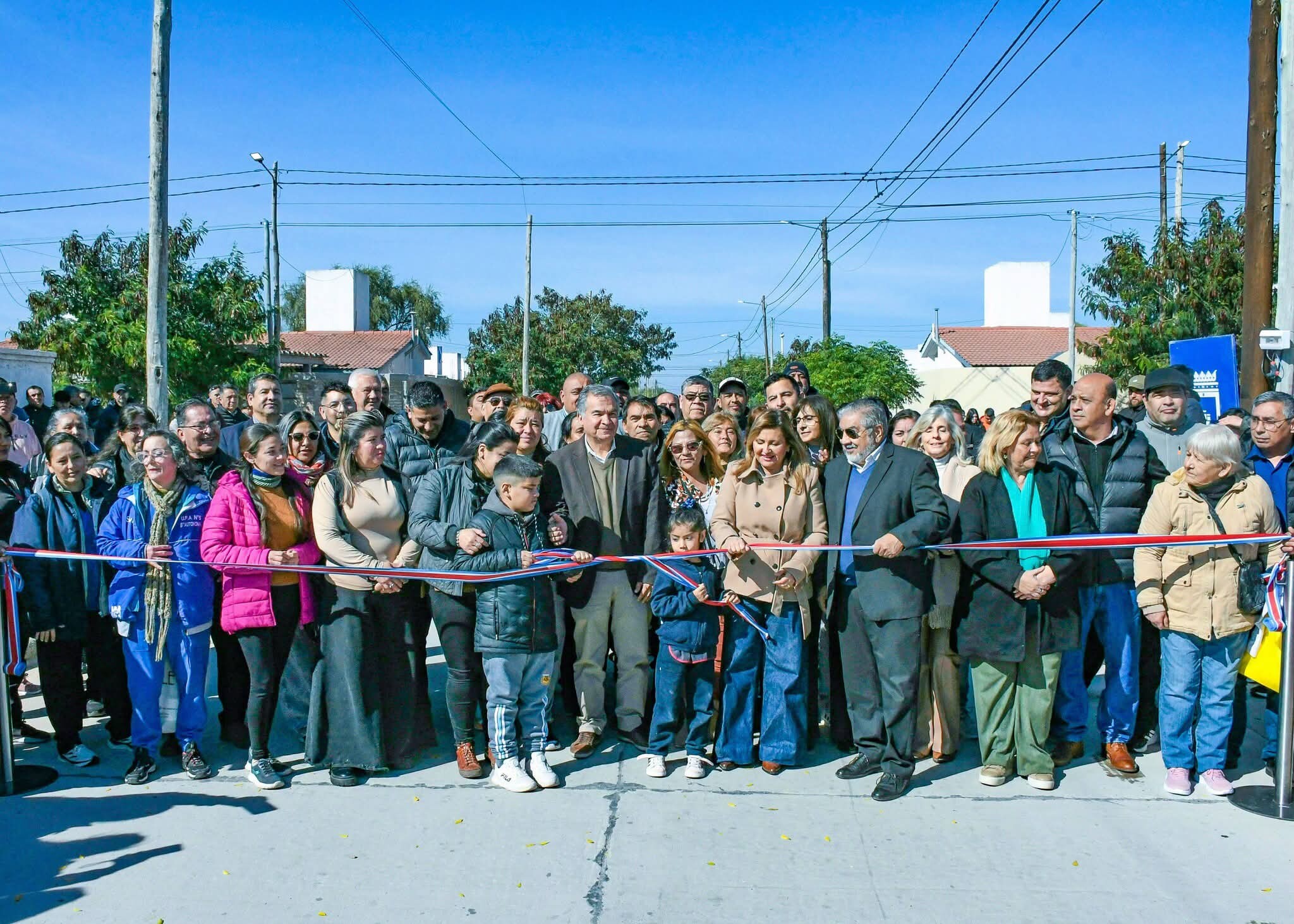 La intendente Fuentes y el secretario Benavente inauguraron 24 cuadras de pavimento en el barrio Néstor Kirchner La intendente Fuentes y el secretario Benavente inauguraron 24 cuadras de pavimento en el barrio Néstor Kirchner