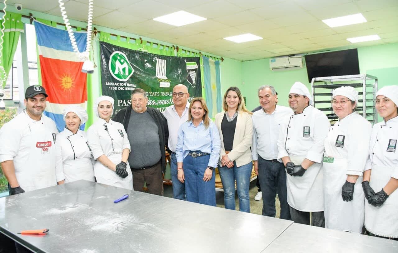 La intendente Fuentes y el secretario Benavente visitaron donde se elabora el alfajor santiagueño gigante que se prepara por el aniversario de la ciudad