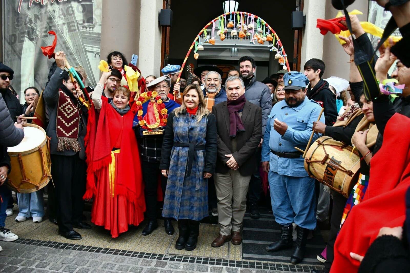 La intendente Fuentes y el secretario Benavente destacaron la participación de más de 1000 artistas en la Acción Teatral Urbana La intendente Fuentes y el secretario Benavente destacaron la participación de más de 1000 artistas en la Acción Teatral Urbana