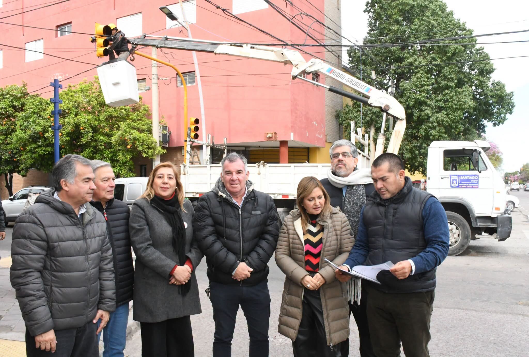 FB_IMG_1787087568726.jpg La intendente Fuentes supervisó la instalación de nuevos semáforos en la esquina de Pedro León Gallo y Entre Ríos