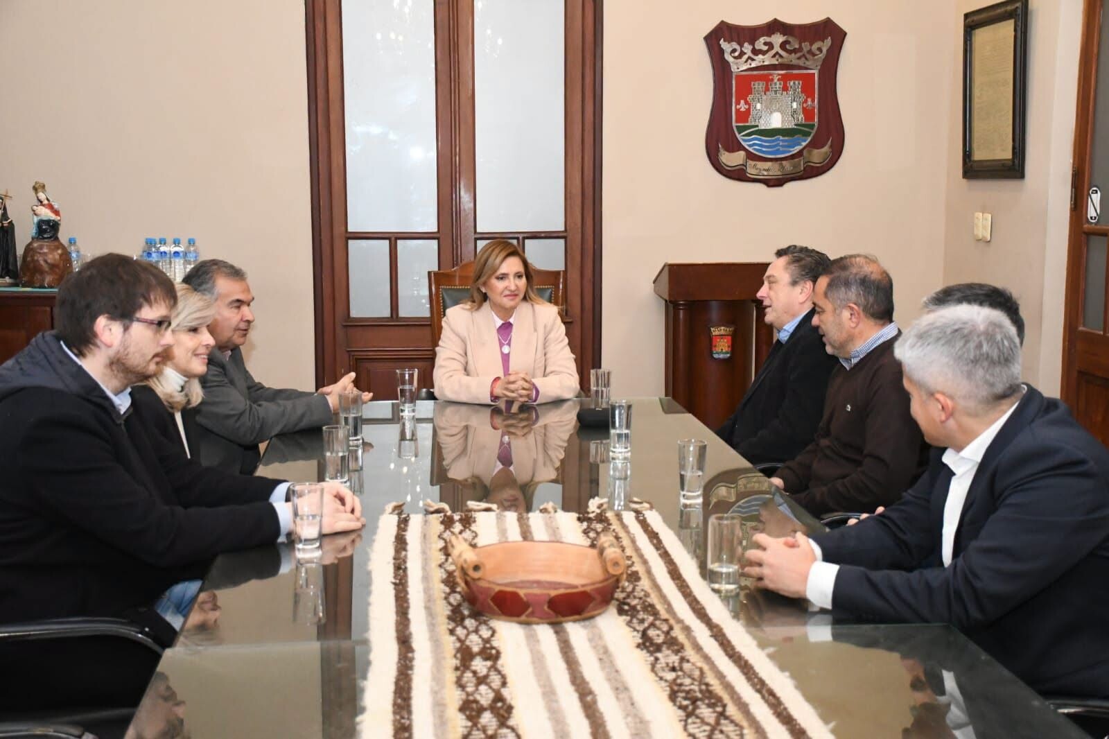 La intendente Fuentes recibió en el Salón de Acuerdos a la comisión directiva del Consejo de Ciencias Económicas