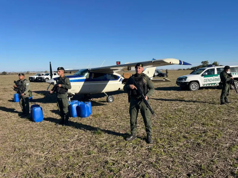 Vuelo narco: fuga de película, autos quemados y un gendarme herido