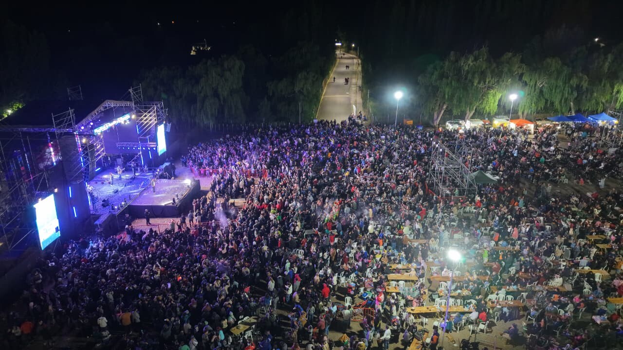Brillo total en la primera noche de la Fiesta de la Semilla y La Manzana 2026
