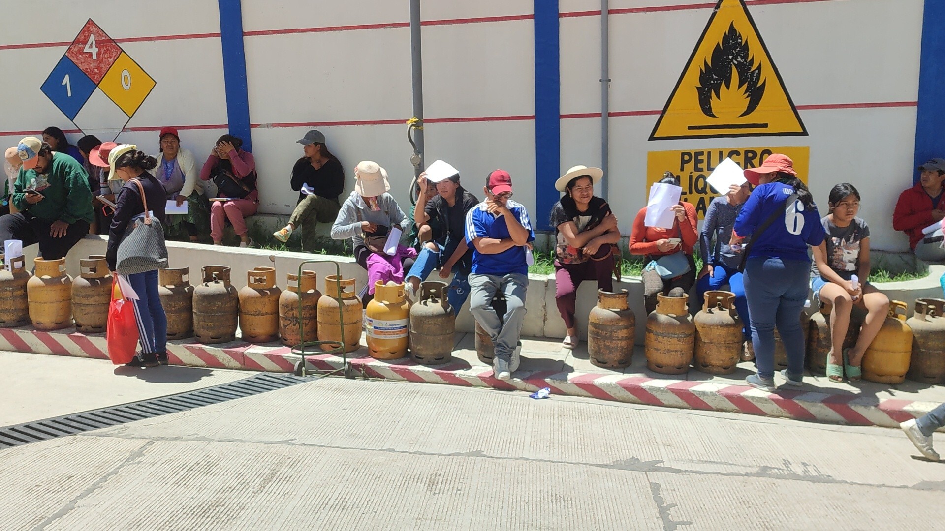FILAS POR GAS EN GARRAFAS.jpg FILAS POR GAS EN GARRAFAS.jpg