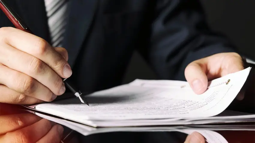 FIRMA.webp Procesaron a un reconocido escribano por falsificar firmas en una millonaria venta de tierras