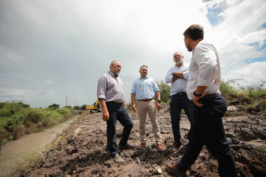 FUNCIONARIOS AYER.webp Consecuencias del temporal El gobernador Valdés junto al intendente Polich trabajan en soluciones para Capital