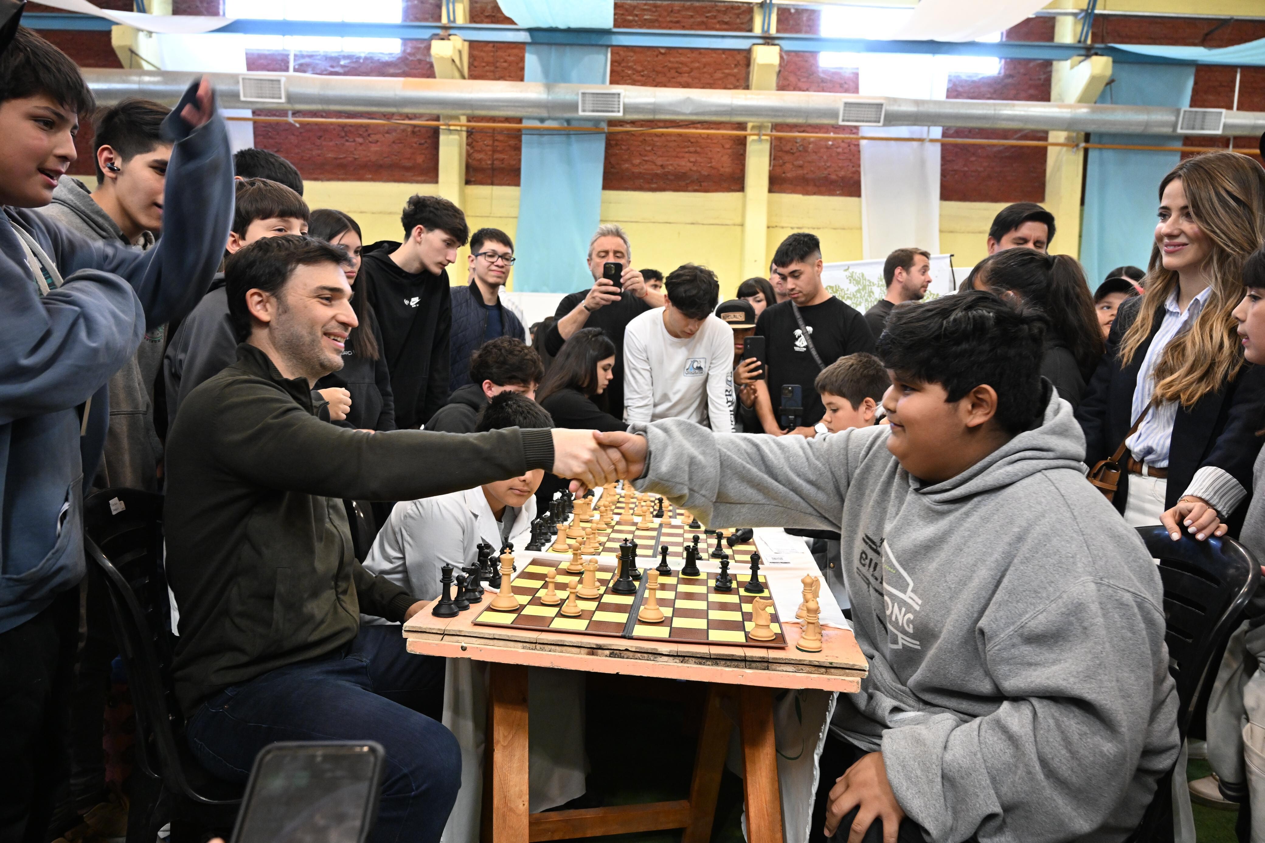 Torres en la Feria del Libro y las Artes de Trelew: “Estamos invirtiendo en futuro, educación y en el desarrollo de los más chicos”