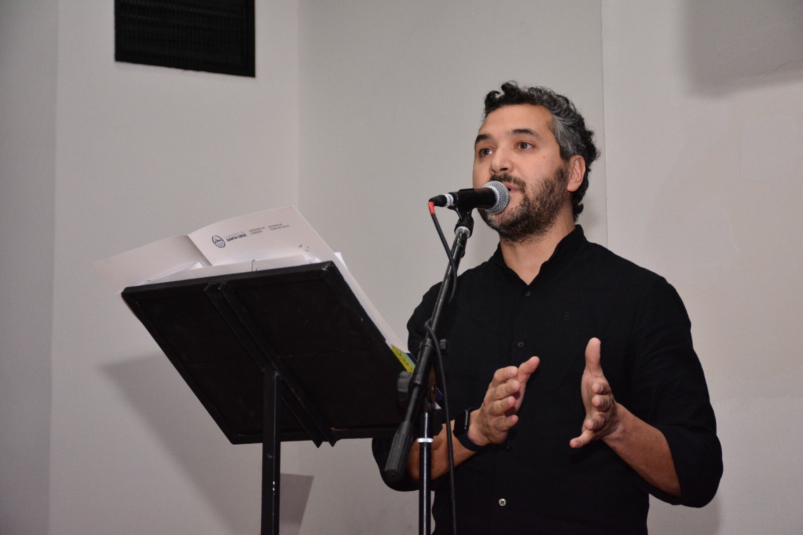 Comenzó un nuevo año de la Feria del Libro con una propuesta centrada en la poesía y la música santacruceña Comenzó un nuevo año de la Feria del Libro con una propuesta centrada en la poesía y la música santacruceña