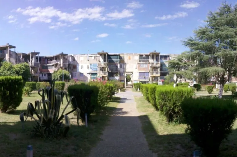 Quiso separar una pelea entre chicas y terminó herido