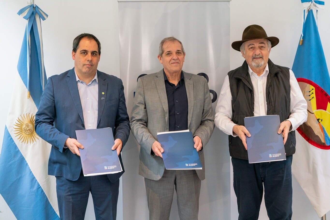 Provincia firmó acuerdos con la Municipalidad de Comodoro Rivadavia para mejorar la educación y servicios locales