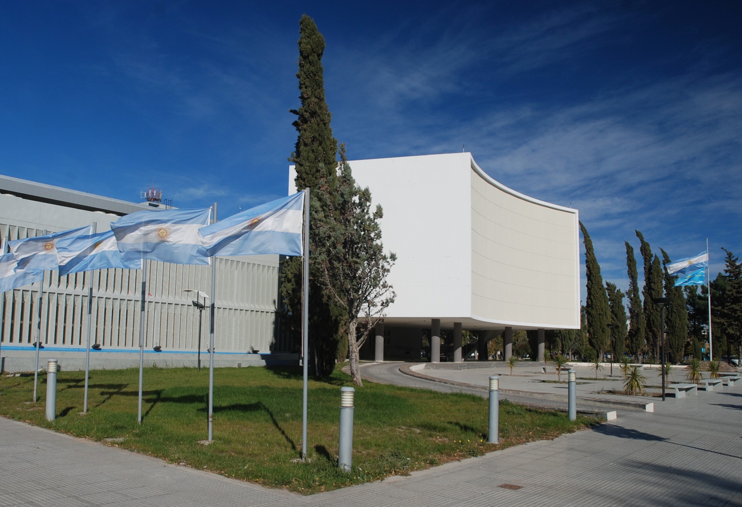 Frente-de-Legislatura-del-Chubut-1.jpg La Legislatura aprobó el convenio del traspaso de la obra de la Doble Trocha Trelew – Puerto Madryn»