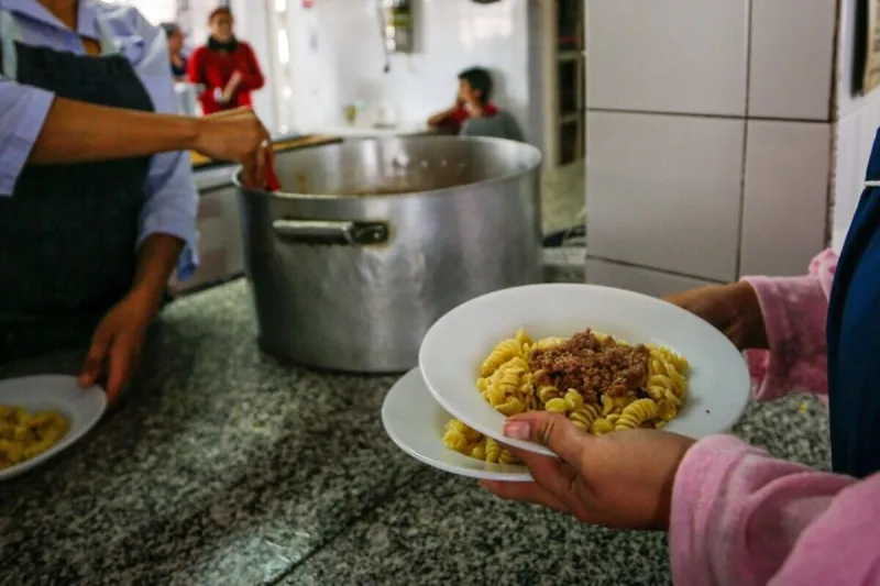 Datos que preocupan: la mitad de las familias que van a comedores pasa habitualmente un día sin comer