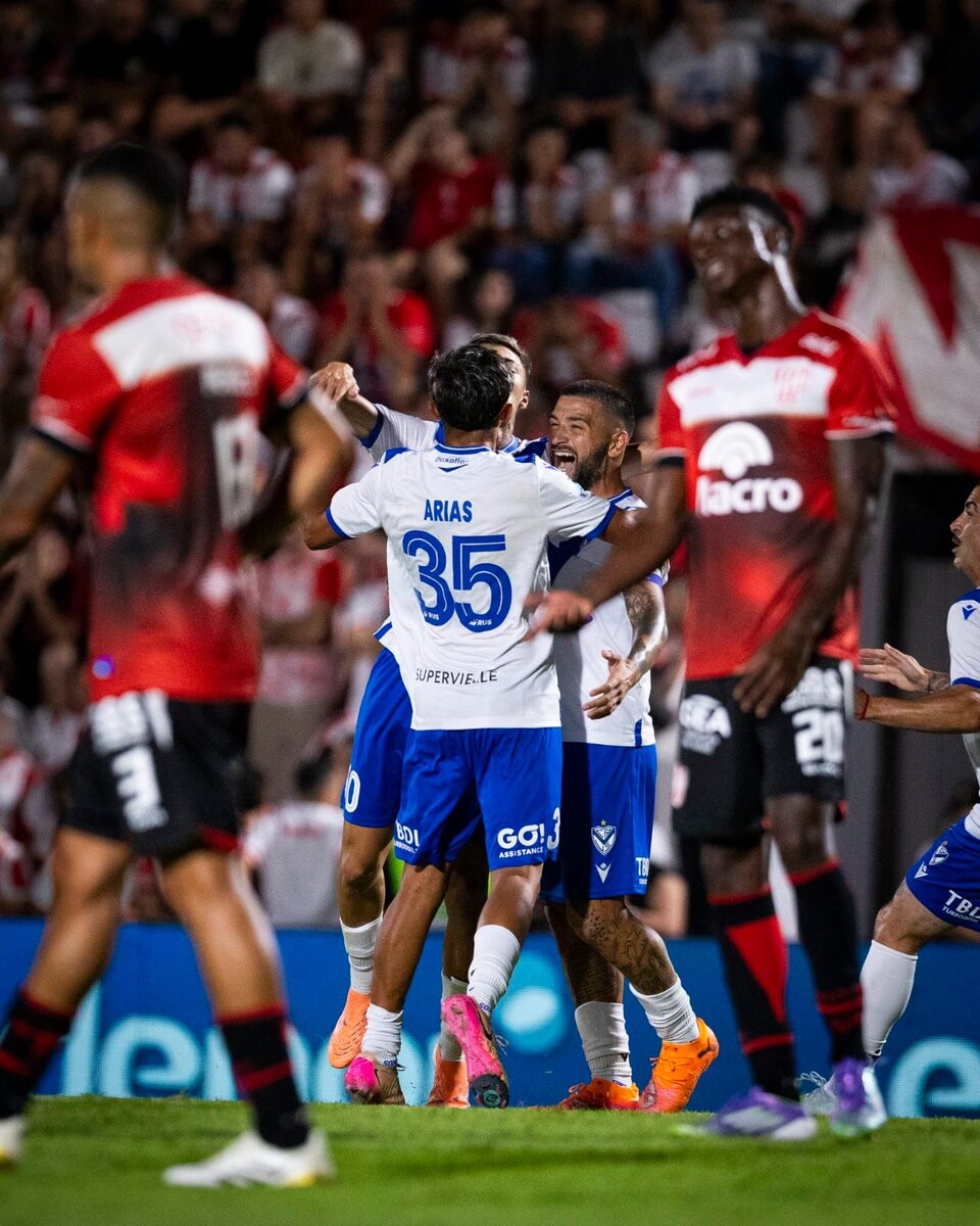 Vélez ganó en Córdoba y debutó con triunfo en el Torneo Apertura 2026