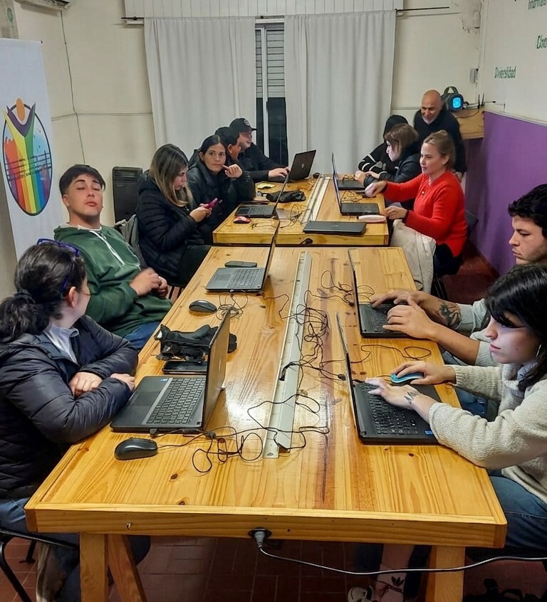 ÉXITO EN EL TALLER DE INTELIGENCIA ARTIFICIAL PARA ALUMNOS DEL CENS 453 EN PUNTO DIGITAL BRAGADO