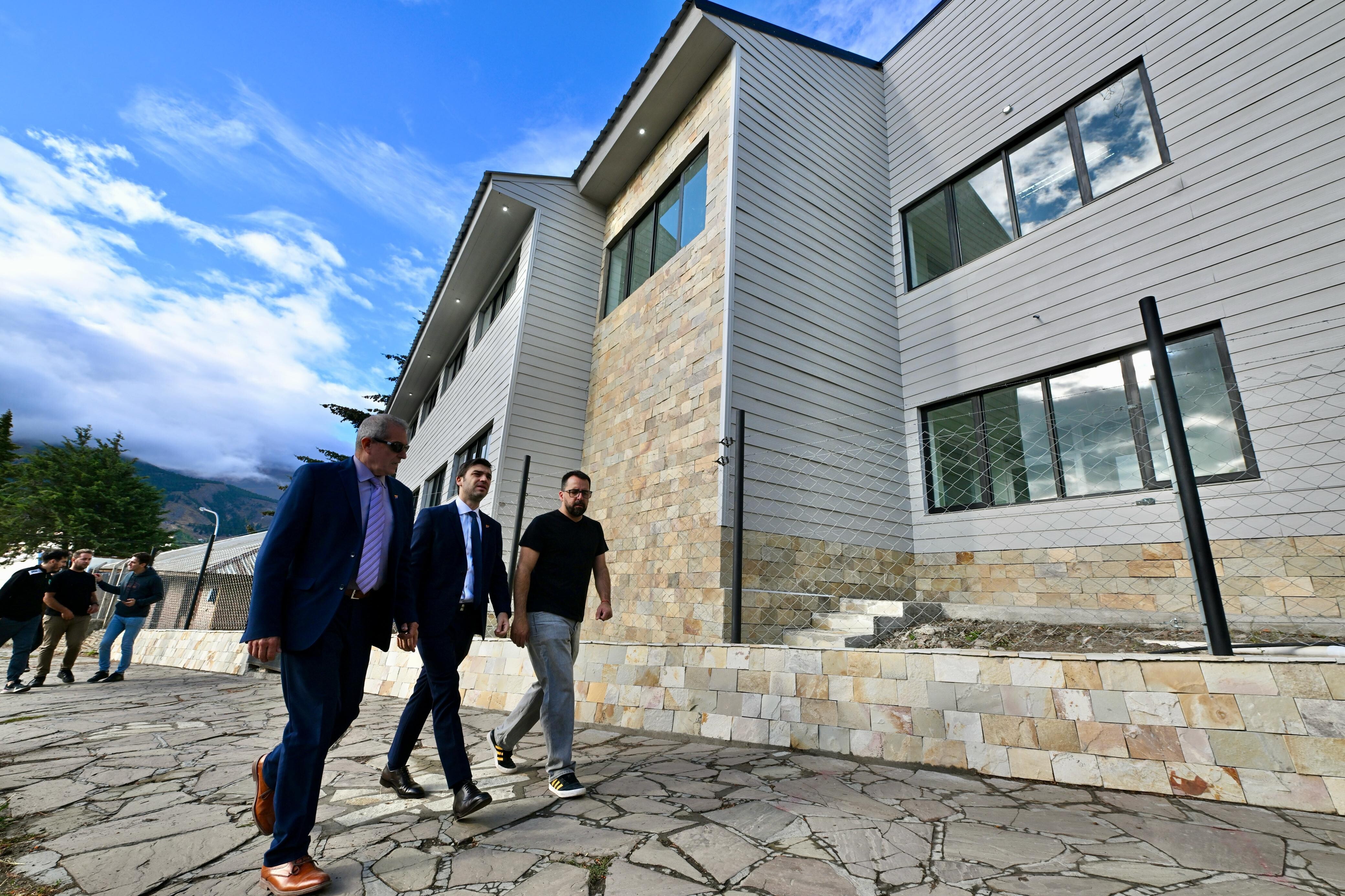 Torres recorrió la obra de ampliación en la Escuela N° 767 de Esquel