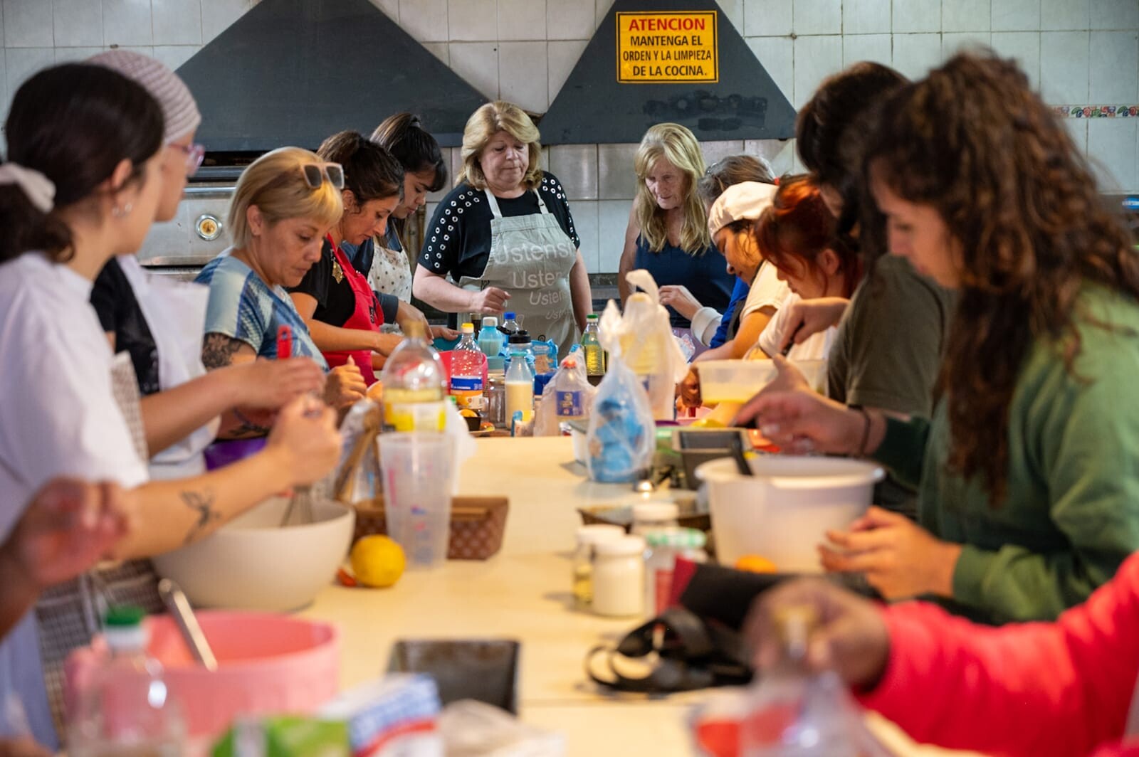 Gran convocatoria en el inicio del Taller de Cocina edición navideña en Rawson
