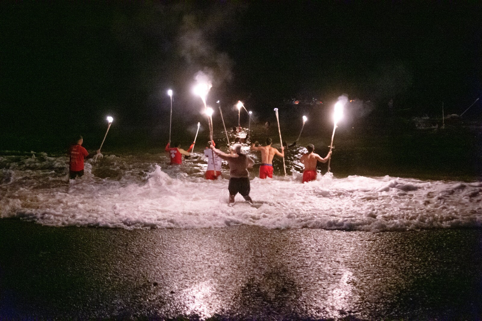 Guardavidas celebraron su labor en las costas de Playa Unión con la 1° ceremonia de antorchas