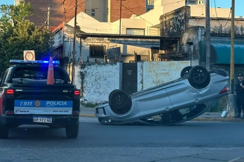 Chocaron dos autos y uno volcó en Güemes y Maipú