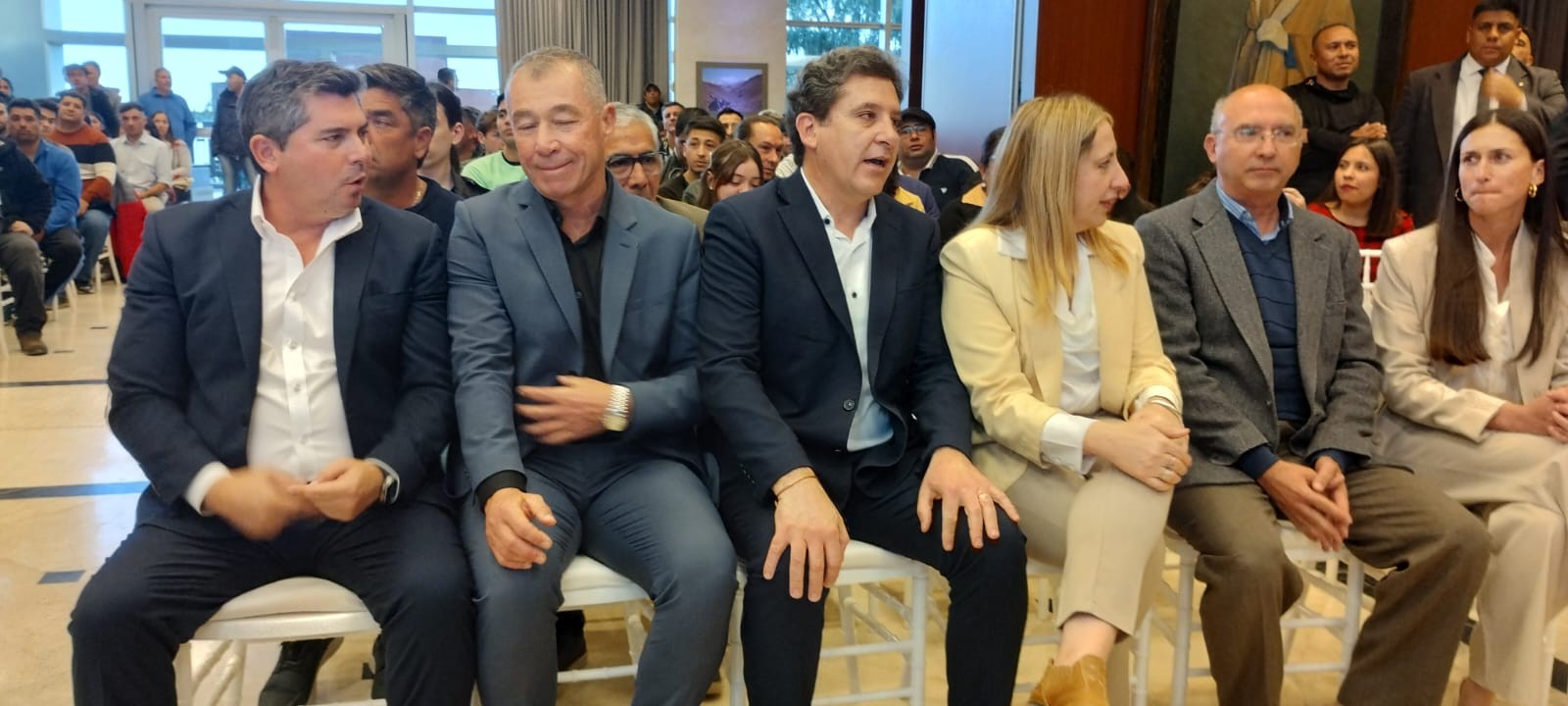Entrega de certificados y herramientas del programa Aprender, Trabajar y Producir, con la participación del Gobernador Orrego