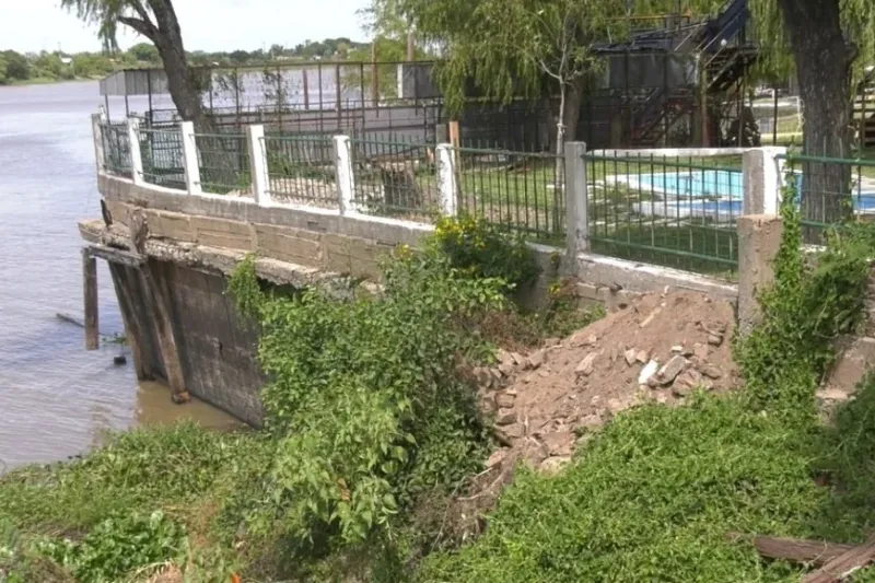Peligro de desmoronamiento frente al río: convocan al INA y a buzos especializados para inspeccionar la costa del Club Regatas
