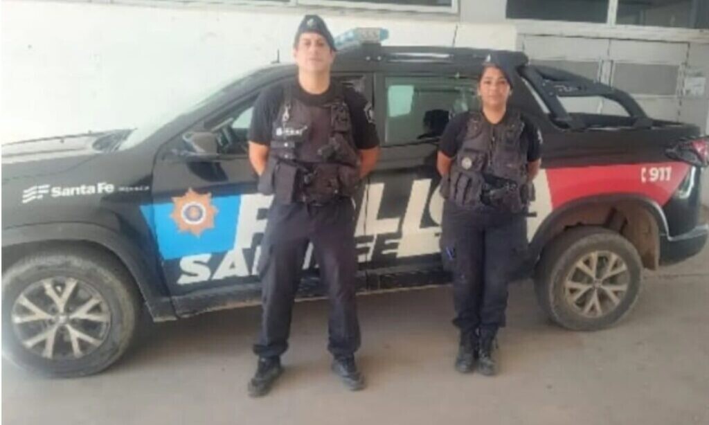 Dos Policias Héroes- Le salvaron la vida a un bebe mediante RCP