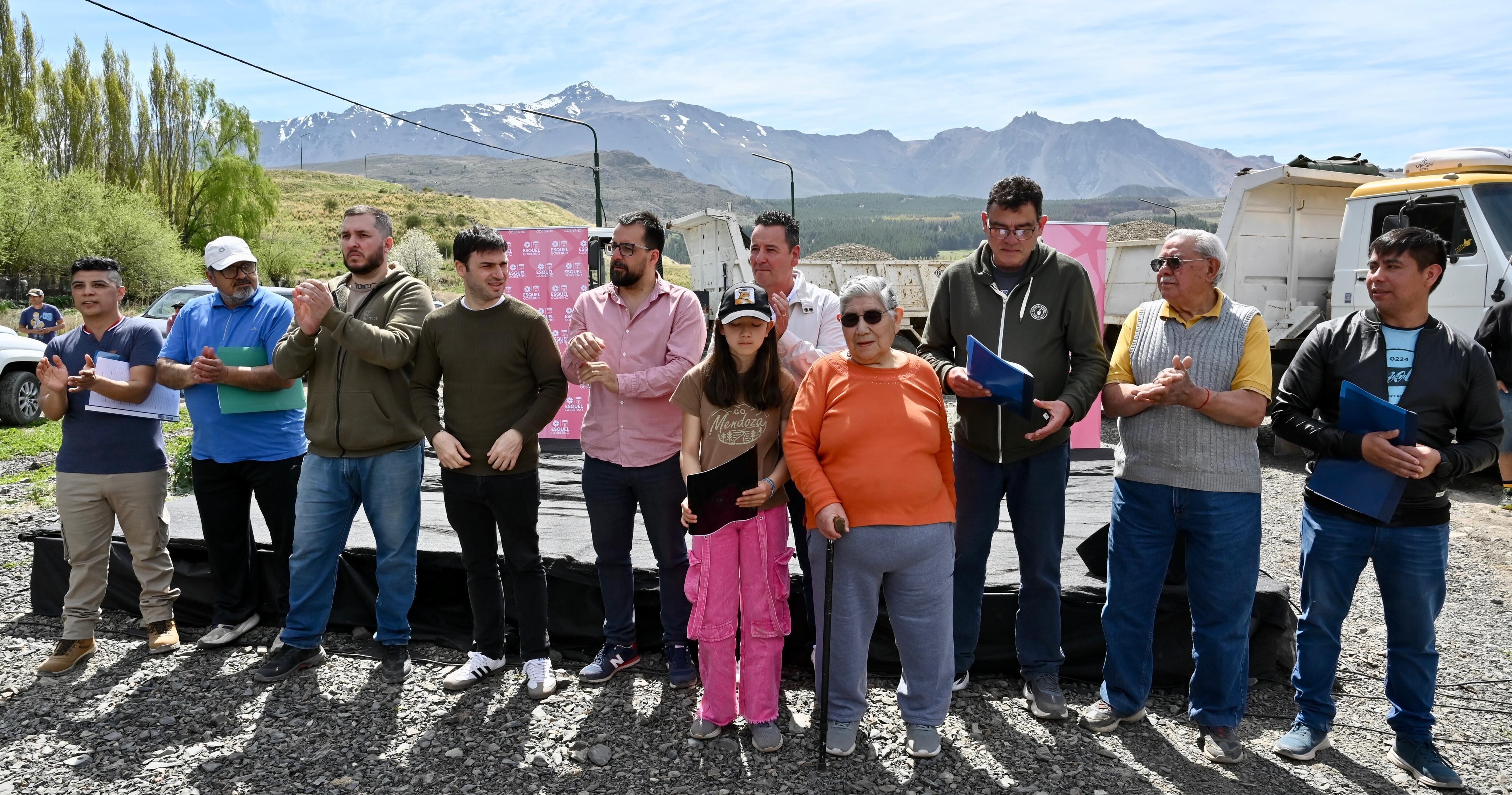 Torres encabezó firma de convenios por obras de infraestructura urbana y entregó lotes a familias de Esquel