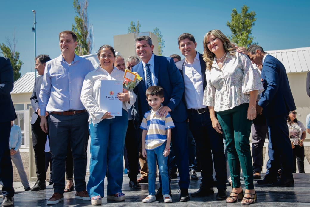 IMG-20241203-WA0010.jpg Orrego entregó las llaves de sus flamantes viviendas a familias de Santa Lucía.