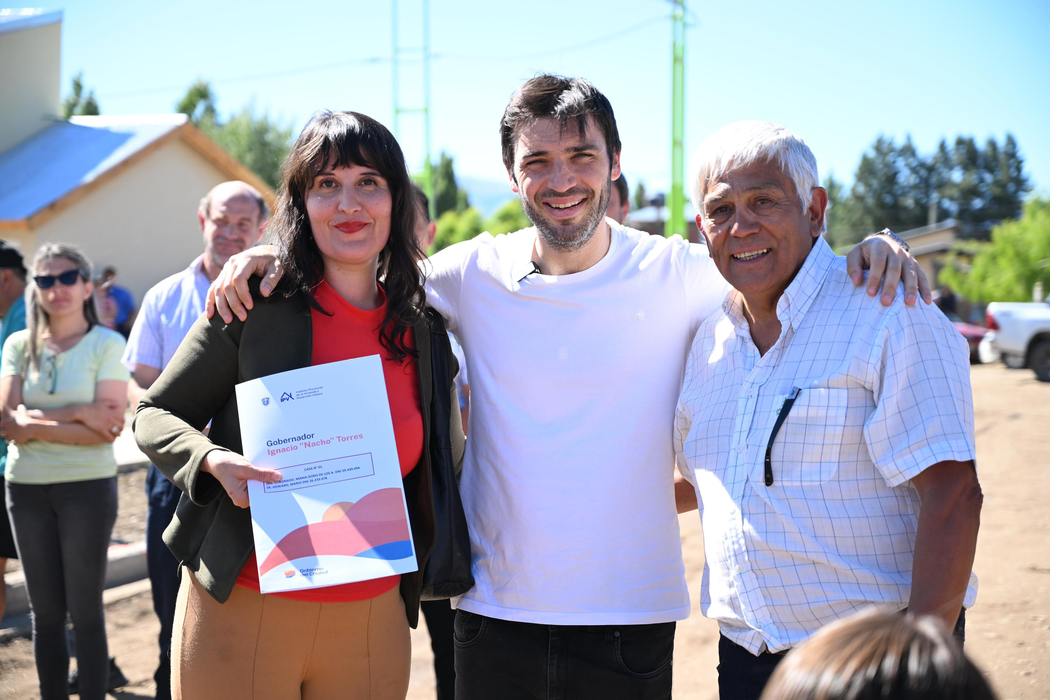 Torres encabezó una emotiva entrega de viviendas a familias de El Maitén