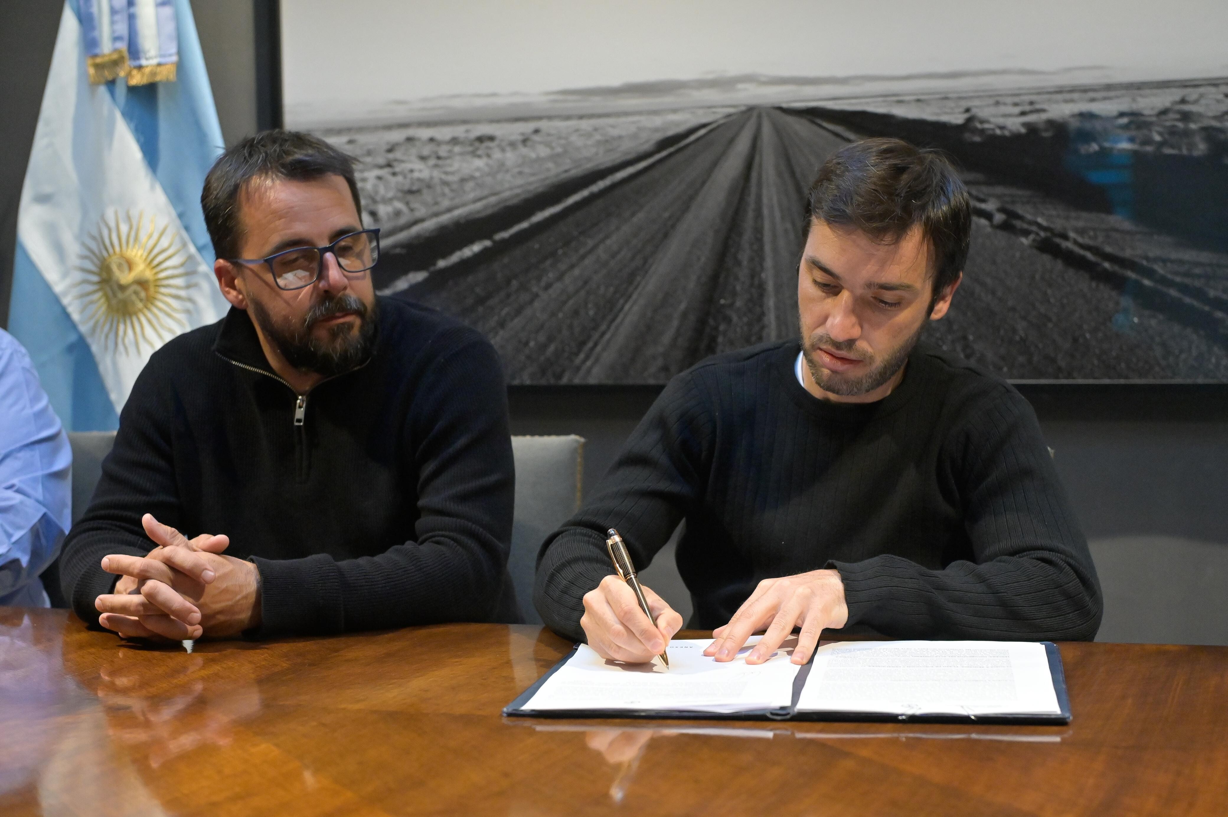 Torres firmó el inicio de importante obra para Esquel que «garantizará el acceso al agua por los próximos 20 años»