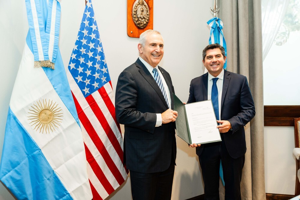 IMG-20250116-WA0003.jpg El gobernador Marcelo Orrego fue invitado al acto de asunción de Donald Trump.