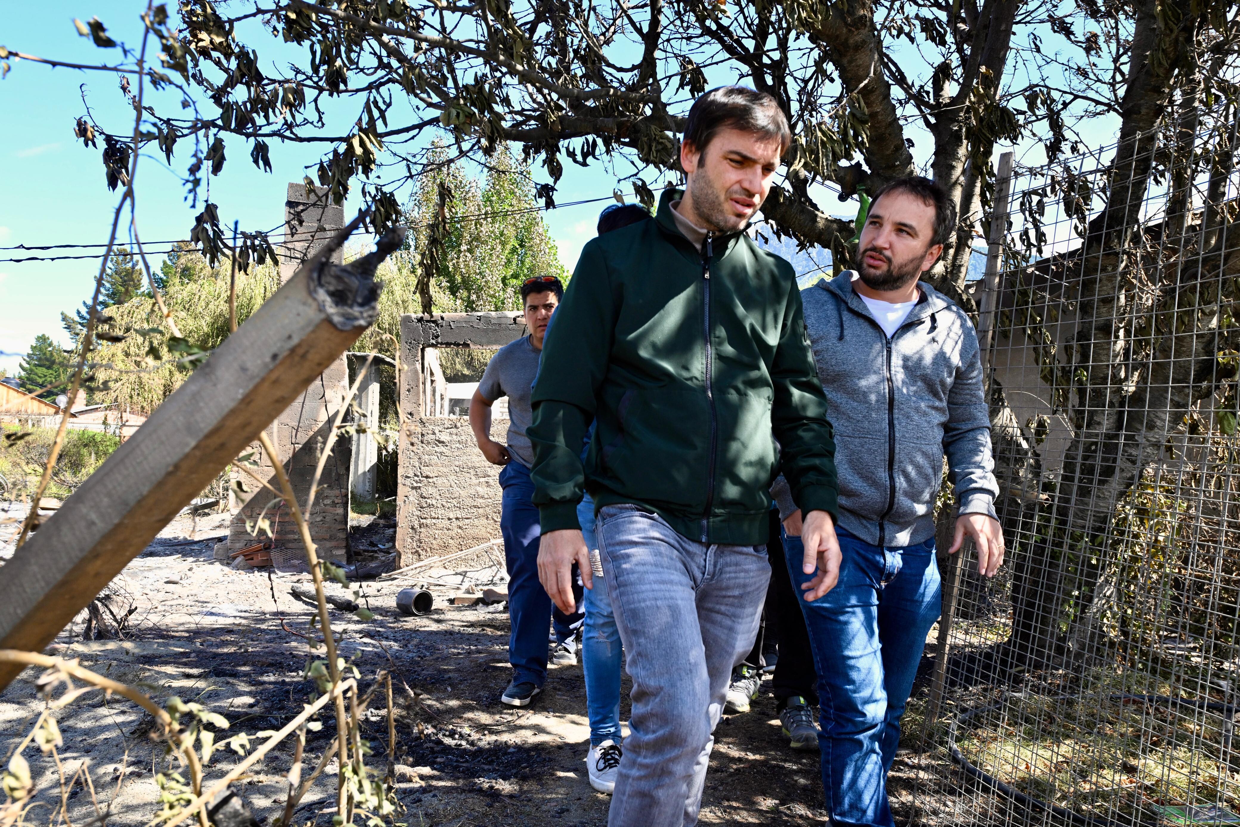 Torres aseguró que «la zona urbana de Epuyén ya no corre peligro» y destacó el trabajo de «los más de 300 brigadistas y voluntarios» para sofocar el incendio