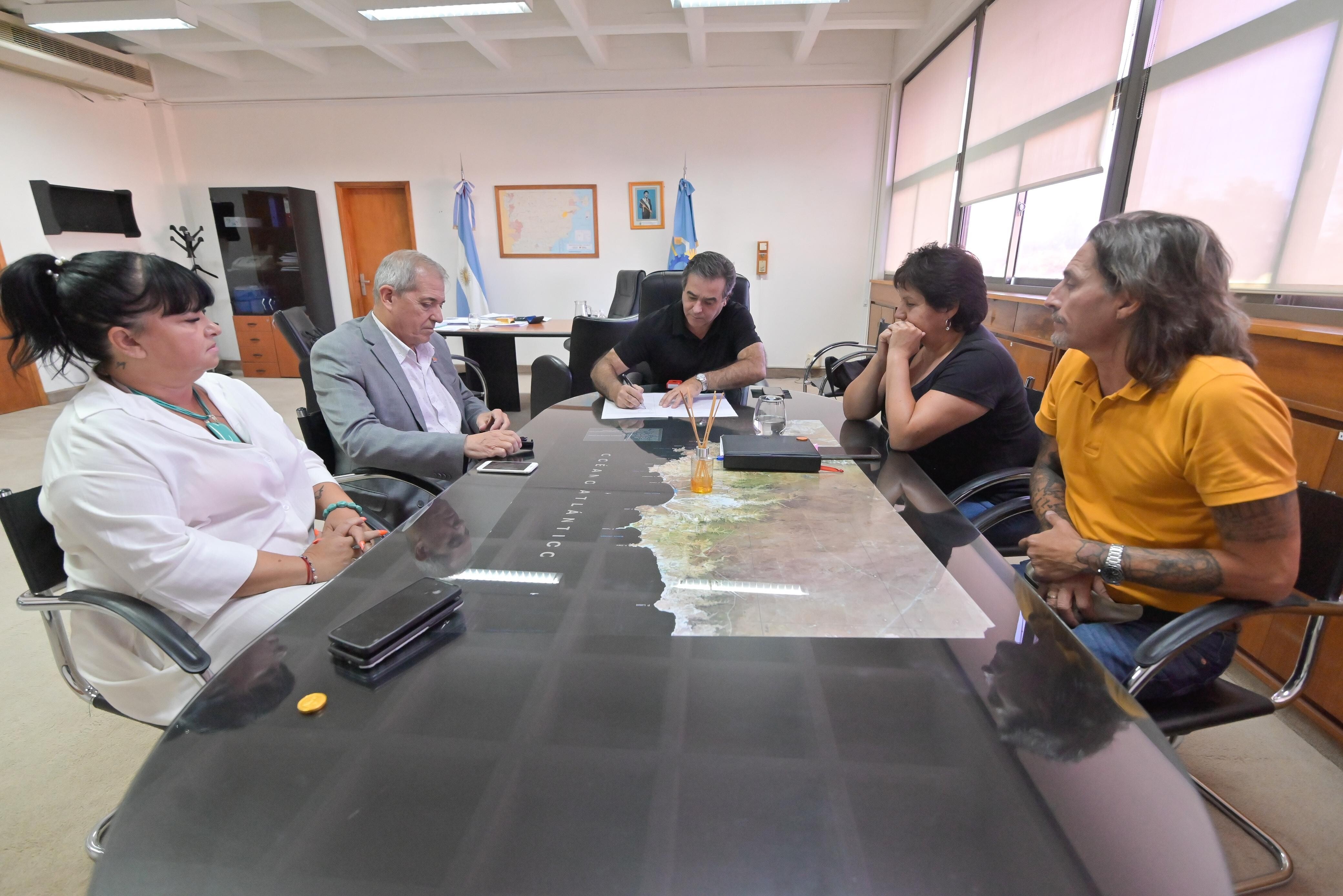 El Gobierno anunció un incremento del 4% en el salario básico de docentes y auxiliares que se suma a la suba al 25% del ítem de Profesionalidad Docente y un monto de 0.000 para auxiliares
