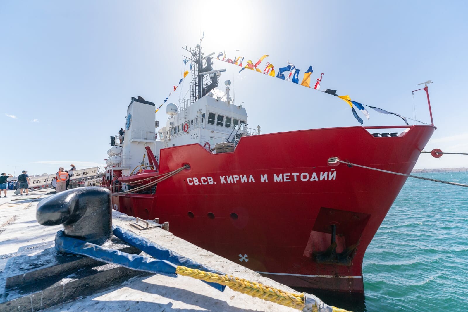 Othar recibió a la tripulación del buque búlgaro San Cirilo y San Metodio Naval en su segunda visita a la ciudad