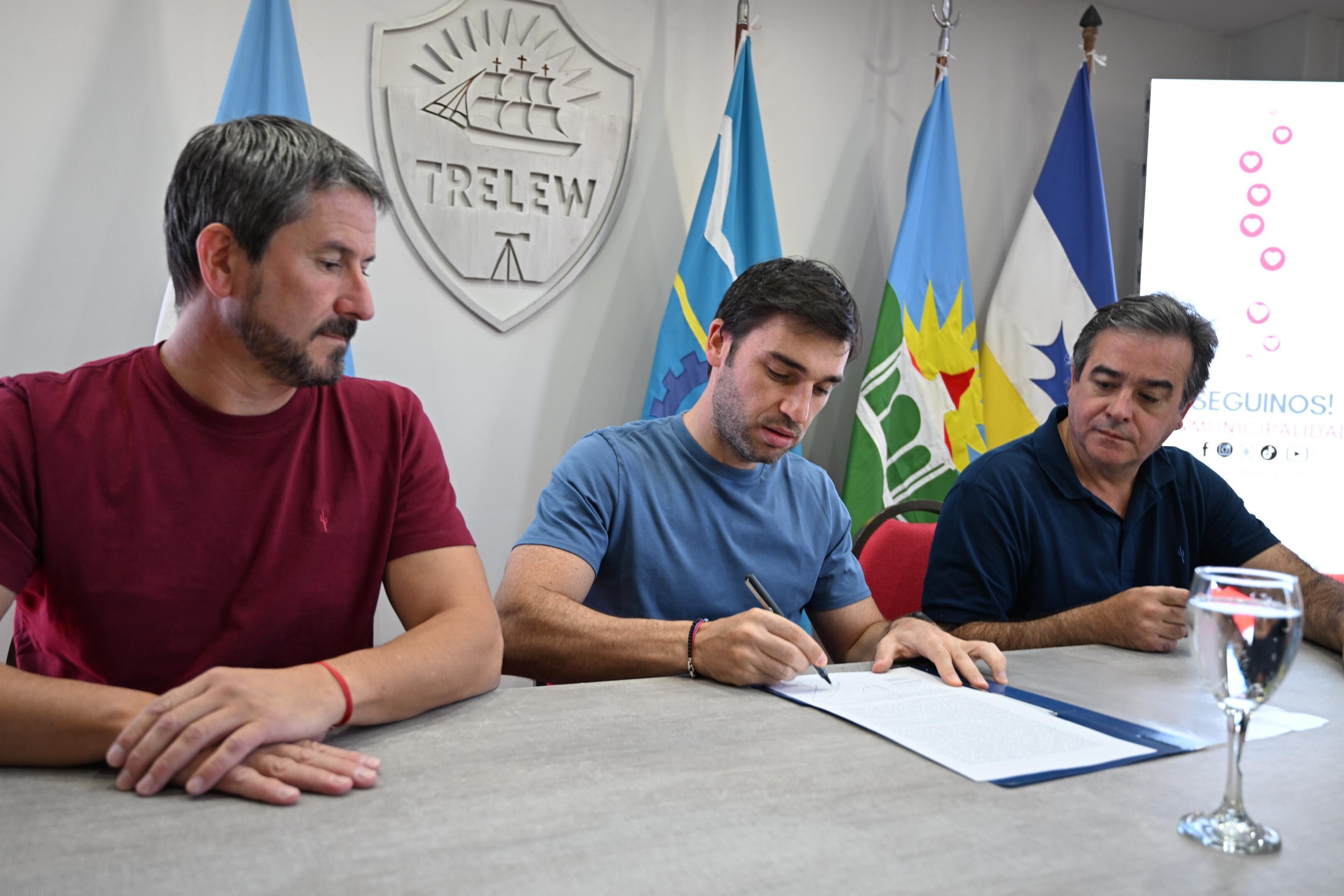 Torres y Merino rubricaron convenios para el mejoramiento de la infraestructura urbana y escolar de Trelew