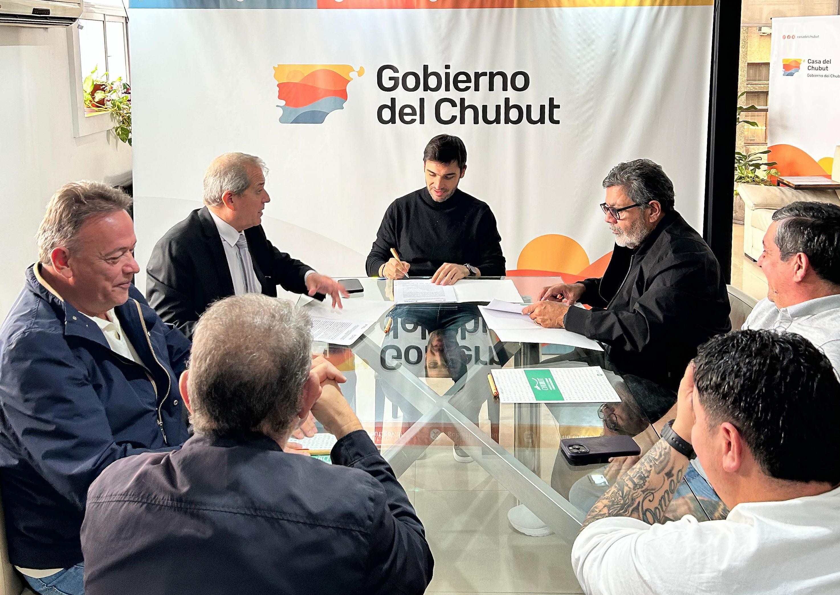 Torres firmó un convenio con la UOCRA para promover la formación profesional de los chubutenses en el sector de la construcción